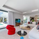 Vacation Marbella I Hanami, Private Infinity Edge-pool, Gym, Movie Theater, Night-security, Alarm System, Close To Golfs And Beaches Vila